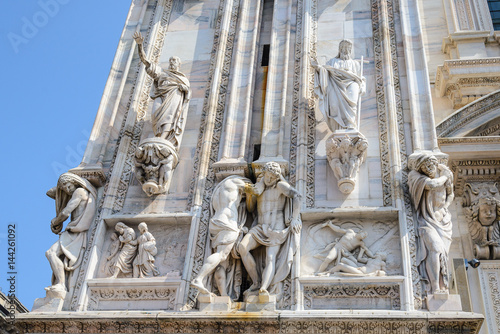 Esculturas de mármol en la fachada de la Catedral (Duomo ) de Milan , Italia