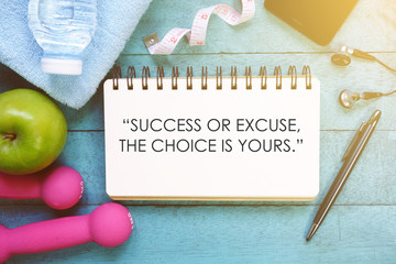 Gordijnen Quotes Fitness quote met sportuitrusting hout  © Yunus Malik