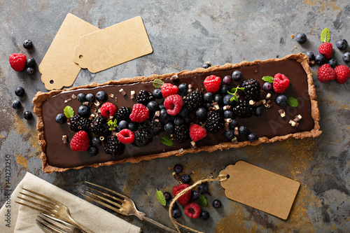Obraz na płótnie Chocolate ganache tart with fresh berries
