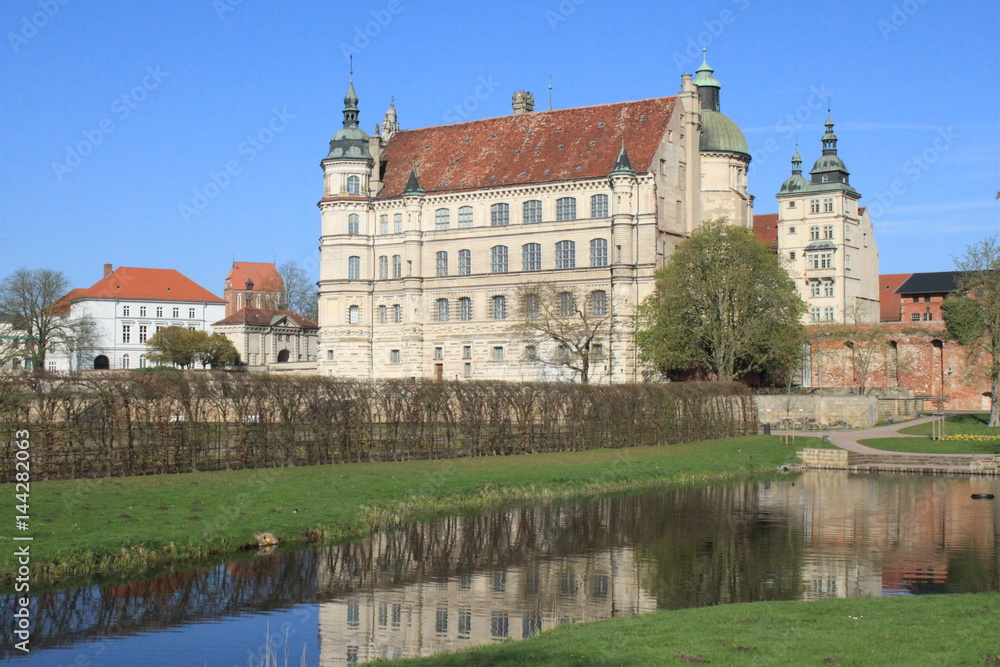 Schloss Güstrow / Blick von Südosten über den Schlosspark auf den Südflügel