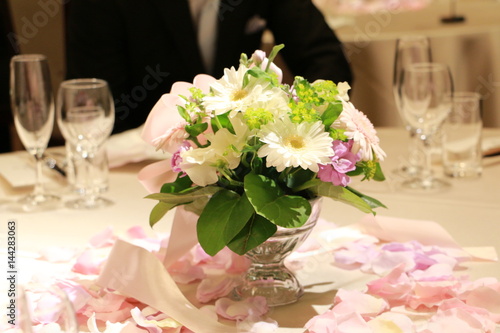 結婚式のテーブルの花飾り