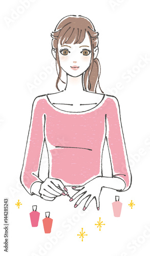 ネイルを塗る若い女性