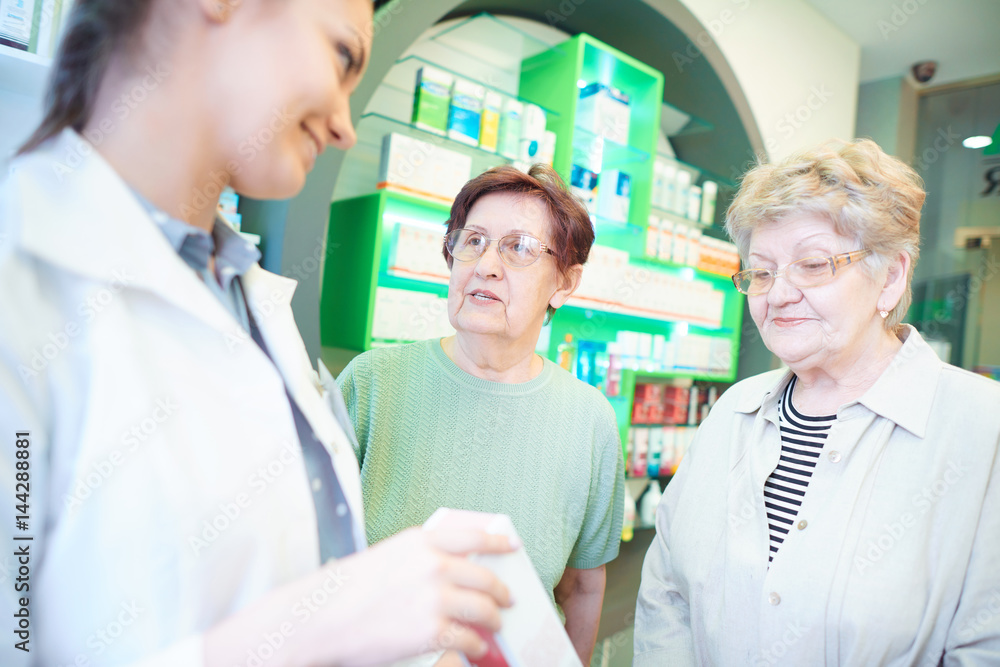 Obraz premium Senior adults clients asking about medications