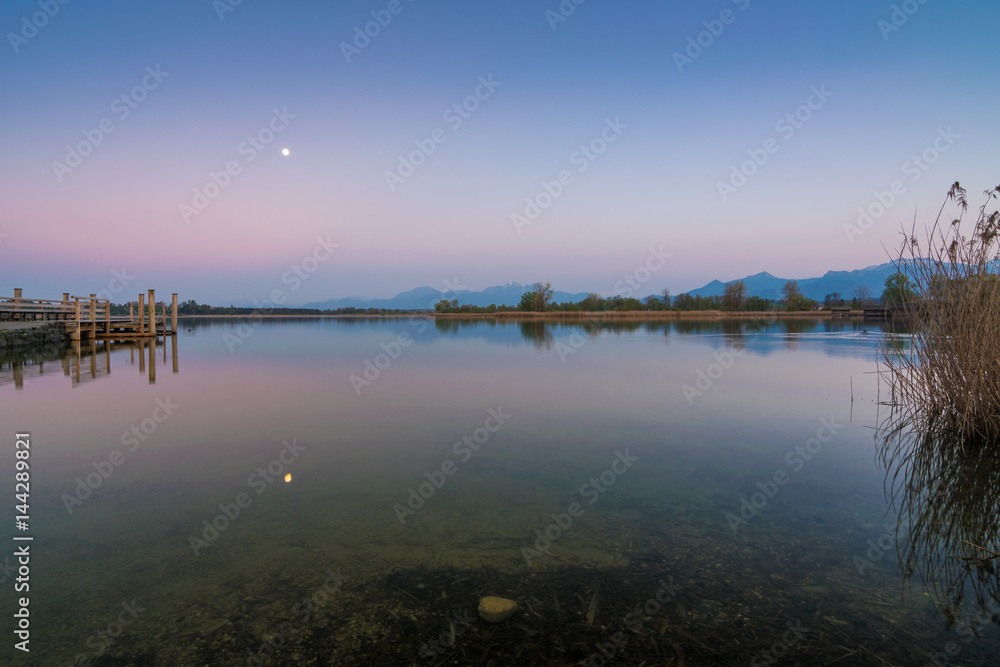 Vollmond über dem Chiemsee in Bayern, Deutschland