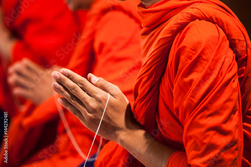 фотографія pray of monks of buddhist in Thailand