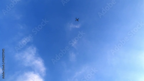 Unbemanntes Flugobjekt (UAV), auch Drohne genannt fliegt am Himmel photo