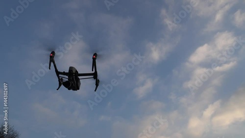 Unbemanntes Flugobjekt (UAV), auch Drohne genannt fliegt am Himmel photo