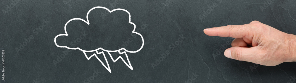 Main d'homme montrant un nuage d'orage sur une ardoise Main d'homme montrant un nuage d'orage sur une ardoise