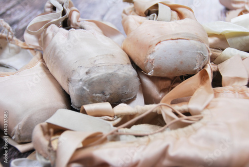Old ballet shoes for classical dance-stare pointy do tanca klasycznego