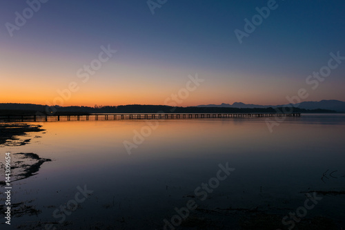 Morgend  mmerung am Chiemsee in Bayern  Deutschland