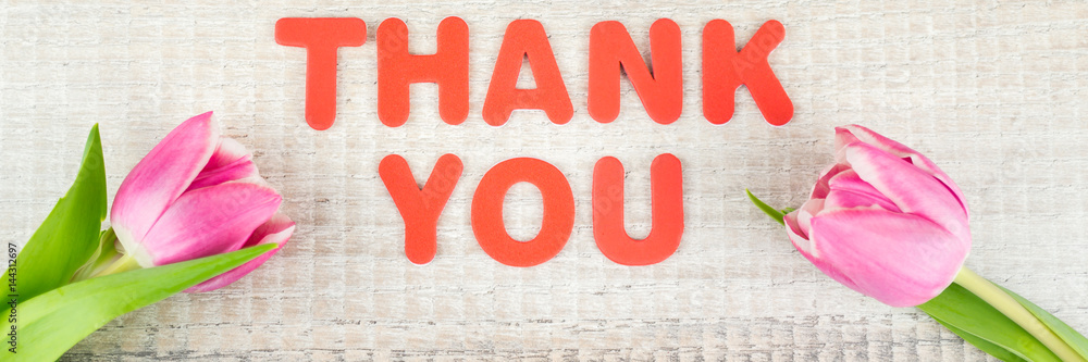 Danke in roten Buchstaben  mit zwei Tulpen auf Holzhintergrund, Banner