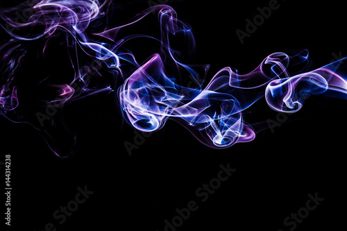 Linie energii. Abstrakcyjne kształty z dymu. Ulotne kształty i kolory symbolizujące przepływ energii.