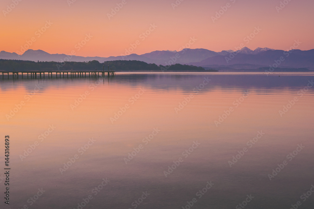 Morgendämmerung am Chiemsee in Bayern, Deutschland Morgendämmerung am Chiemsee in Bayern, Deutschland