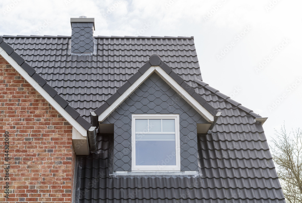 Dachgaube mit Fenster eines Hauses Dachgaube mit Fenster eines Hauses