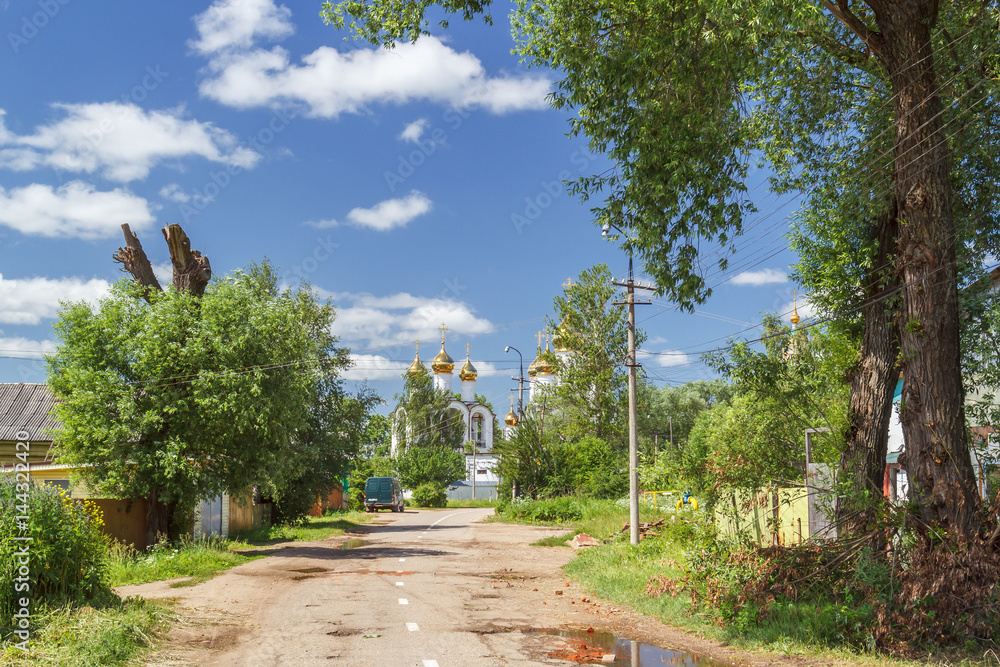 Вид на дорогу и Никольский женский монастырь в Переславле-Залесском