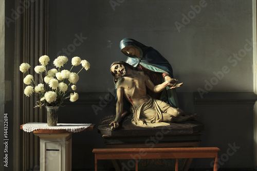 Tableau sur toile The figure of Christ and Mary in a Iglesia Jesuita Church (1899) in Valparaiso