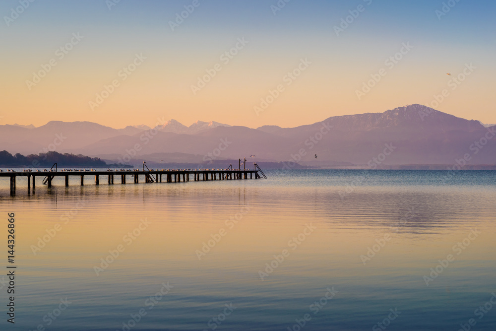Fototapeta premium Morgendämmerung am Chiemsee in Bayern, Deutschland