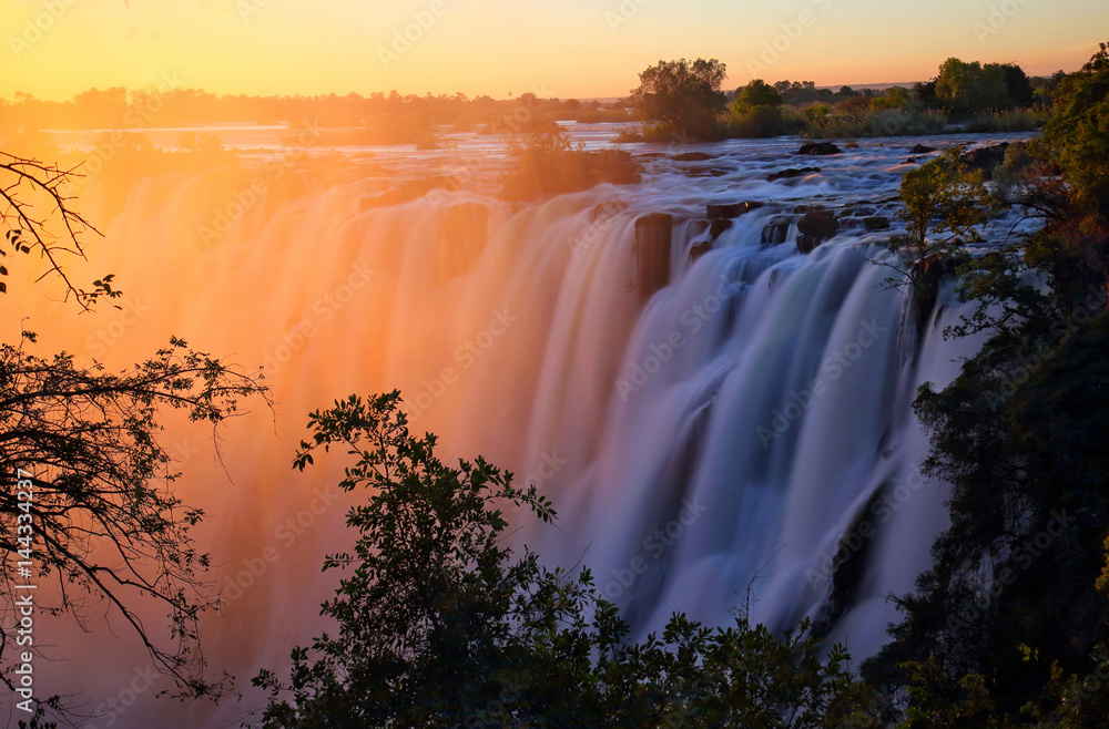 Fototapeta premium Victoria Falls o zachodzie słońca. Zambia