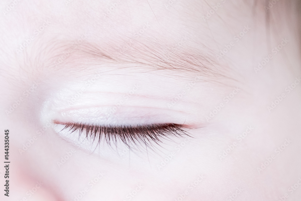 Obraz premium dormir enfant bébé oeil sourcil,cil peau ange calme apaisé malade santé repos reposer fatigué fermé