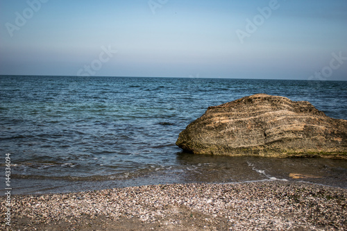 Fototapeta Linia brzegowa morza. Kamienna skała na dennym tle