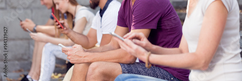 Billede på lærred People texting outdoors
