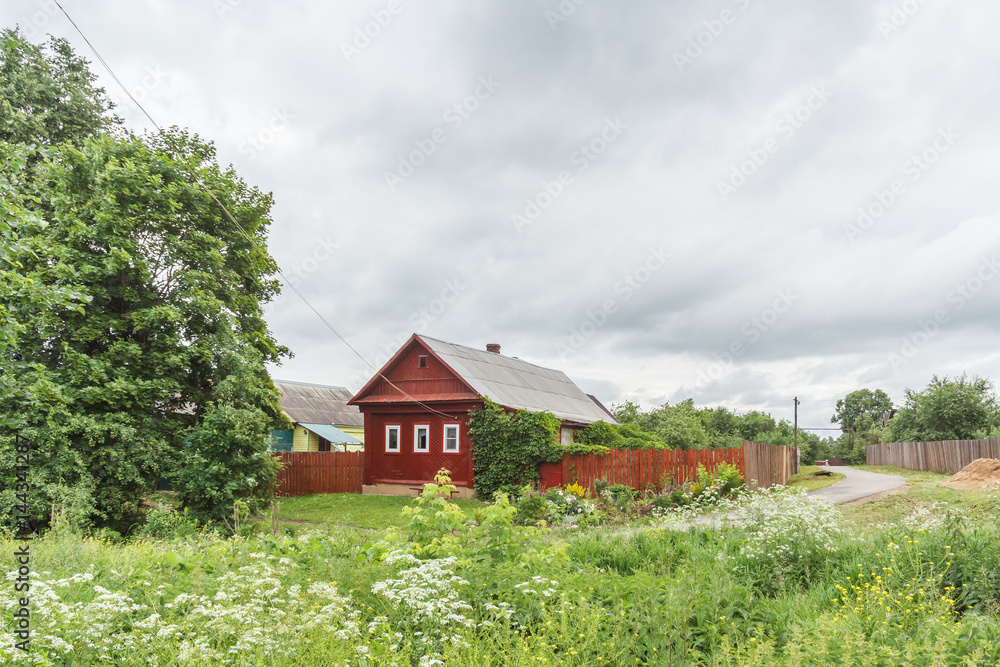 Бордовый деревянный дом и дорога в Переславле-Залесском