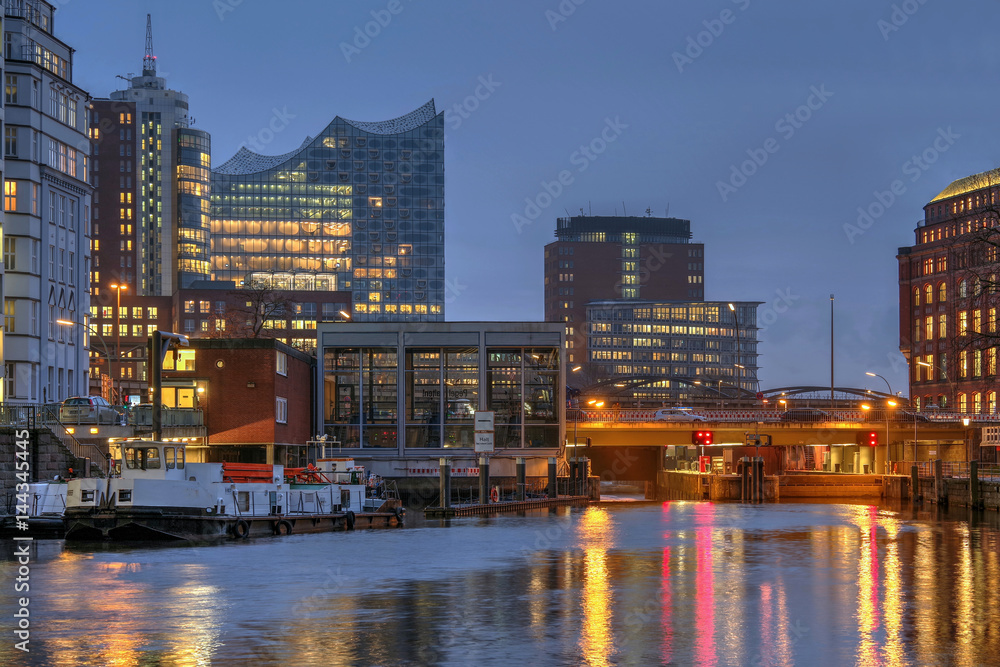 Obraz premium Alstermündung Schaartorschleuse in Hamburg am Abend