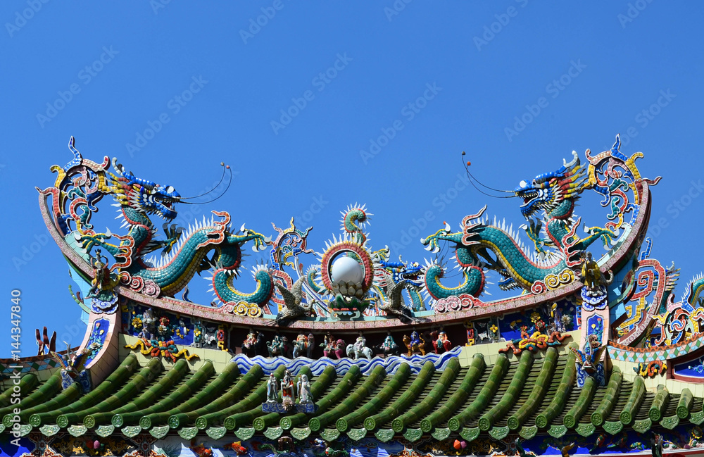 Fototapeta premium Twin dragons statue on Chinese temple roof