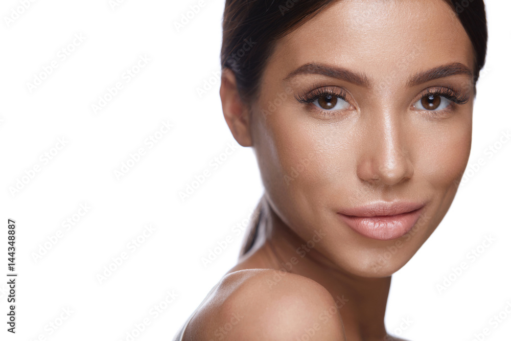 Obraz premium Beauty Cosmetics. Sexy Woman With Smooth Skin And Fresh Makeup