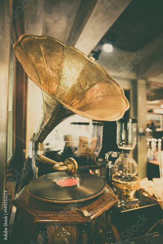 Retro gramophone with horn speaker for playing music over plates.