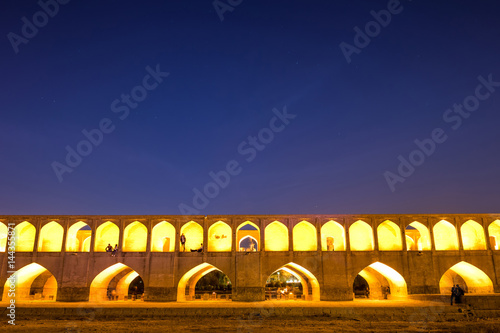 Obraz na plátně Si-o-seh pol or Allahverdi Khan Bridge or The bridge of thirty-three spans in Is