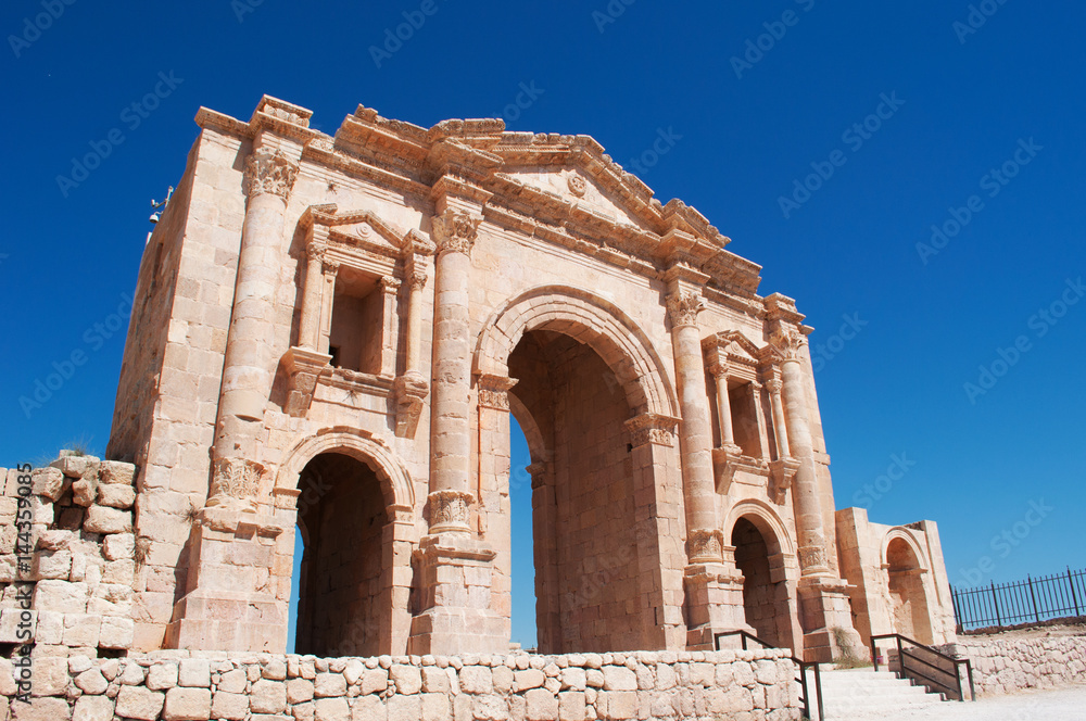 Naklejka premium Jerash, Giordania, 04/10/2013: l'Arco di Adriano, eretto in onore dell'imperatore Adriano in visita all'antica Gerasa, uno dei più grandi e meglio conservati siti di architettura romana al mondo