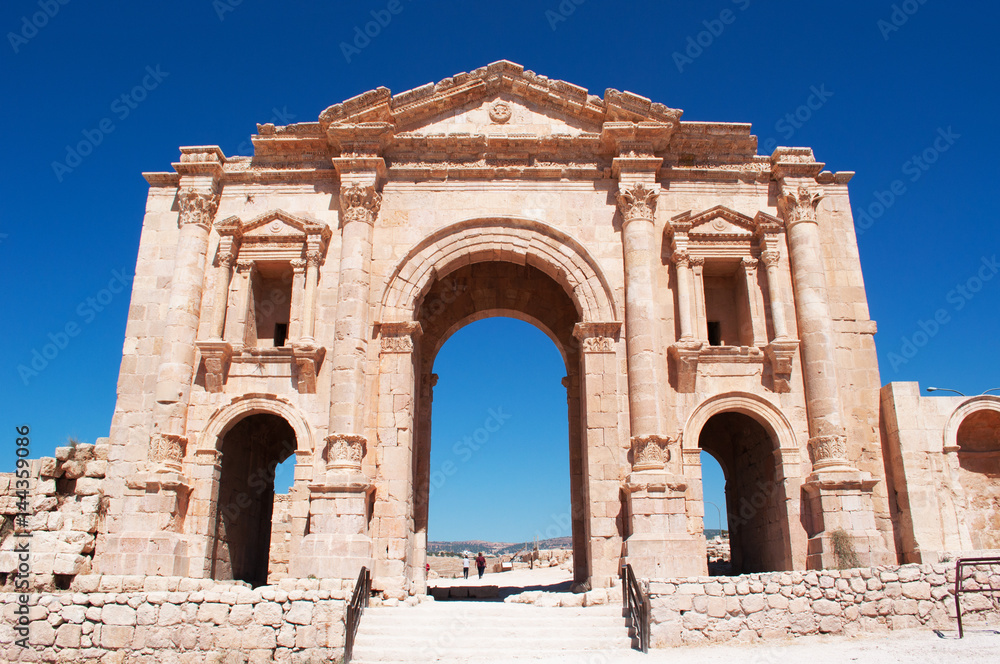 Jerash, Giordania, 04/10/2013: l'Arco di Adriano, eretto in onore dell'imperatore Adriano in visita all'antica Gerasa, uno dei più grandi e meglio conservati siti di architettura romana al mondo
