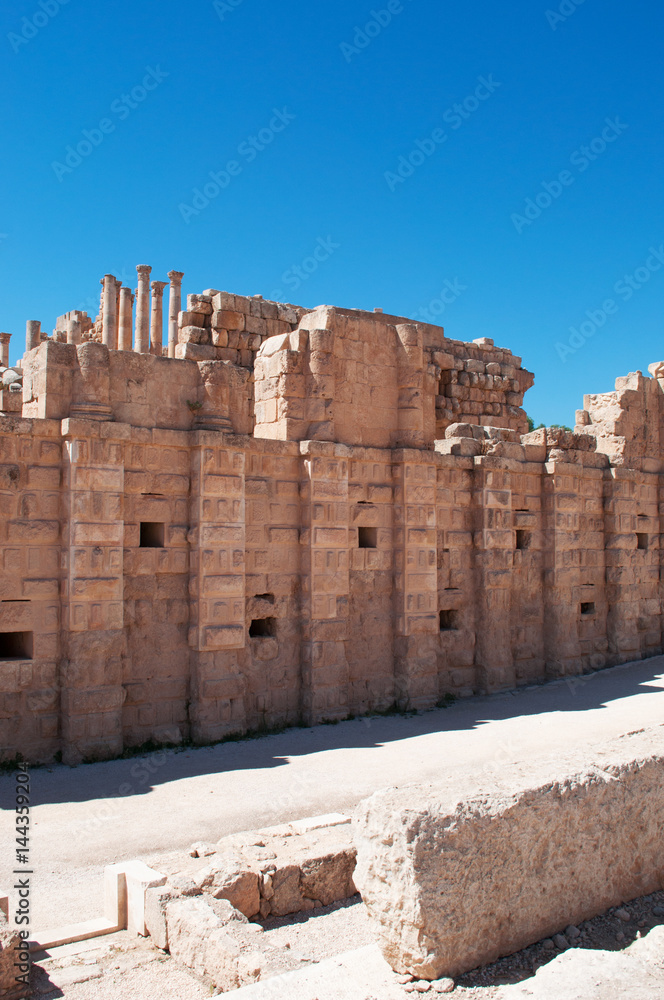 Giordania, 04/10/2013: le mura della città alla Porta Sud della città archeologica di Jerash, l'antica Gerasa, uno dei più grandi e meglio conservati siti di architettura romana al mondo