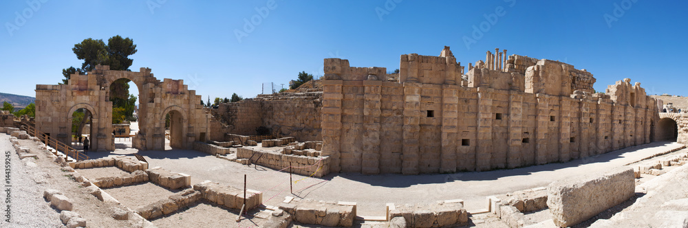 Giordania, 04/10/2013: le mura della città e la Porta Sud della città archeologica di Jerash, l'antica Gerasa, uno dei più grandi e meglio conservati siti di architettura romana al mondo
