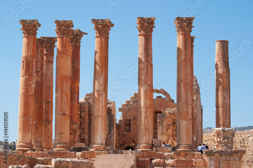 Jerash, Giordania, 04/10/2013: le colonne corinzie del Tempio di Artemide, patrona dell'antica Gerasa, uno dei più grandi e meglio conservati siti di architettura romana al mondo