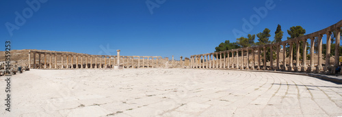Billede på lærred Jerash, Giordania, 04/10/2013: il Foro ovale, lastricato con pietre di calcare,