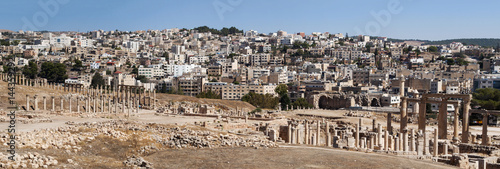 Giordania, 04/10/2013: le rovine della città romana di Gerasa, uno dei più grandi e meglio conservati siti di architettura romana al mondo, e lo skyline della moderna Jerash photo