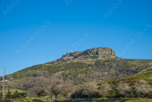 la Roche de Gourdon/paysage ardéchois avec rocher