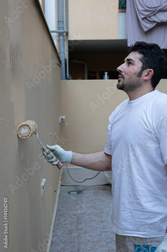 Painter that wall painting