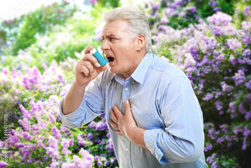 Fotografía Senior man using asthma inhaler outdoor