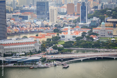 vue en hauteur sur le merlion de Singapour depuis le marina skypark