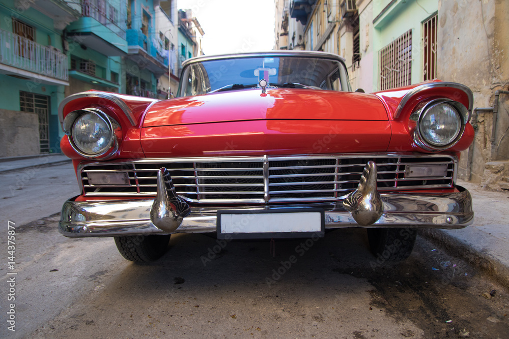 Red oldtimer car in Havana - obrazy, fototapety, plakaty 