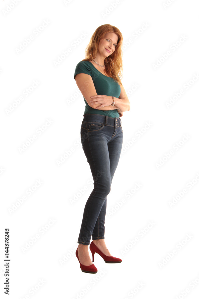 Frau Steht In Jeans Und Stöckelschuhe Freigestellt Stock Foto Adobe Stock