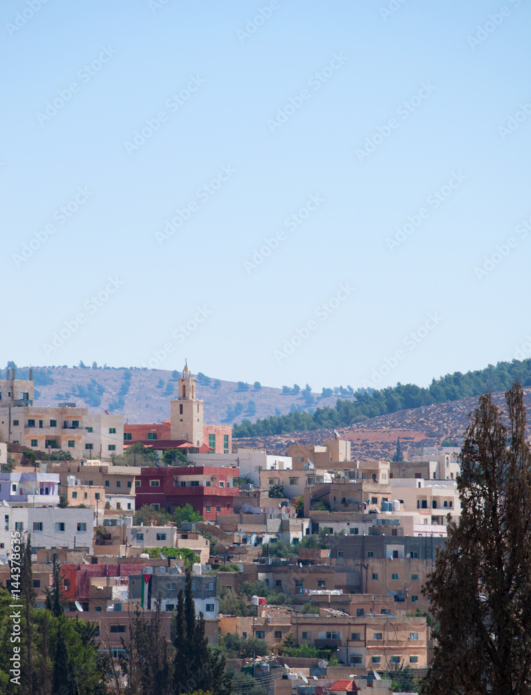 Giordania, 04/10/2013: lo skyline della moderna Jerash, l'antica Gerasa, uno dei più grandi e meglio conservati siti di architettura romana al mondo