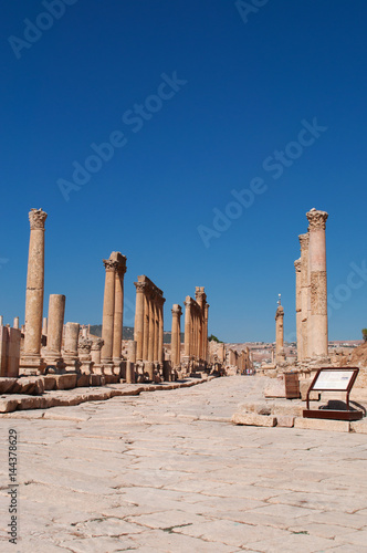 Jerash, Giordania, 04/10/2013: il Cardo Massimo, la strada colonnata lastricata con pietre di calcare dell'antica Gerasa, uno dei siti di architettura romana meglio conservati al mondo