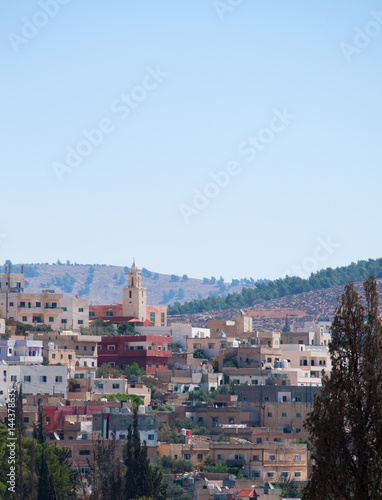 Giordania, 04/10/2013: lo skyline della moderna Jerash, l'antica Gerasa, uno dei più grandi e meglio conservati siti di architettura romana al mondo © Naeblys