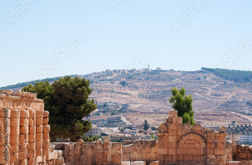 Giordania, 04/10/2013: le rovine della città romana di Gerasa, uno dei più grandi e meglio conservati siti di architettura romana al mondo, e lo skyline della moderna Jerash photo