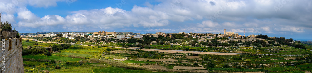 Blick von der Stadtmauer in Mdina auf Mtarfa
