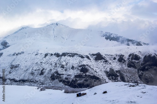 Горный пейзаж, красивый вид на высокие снежные склоны, небо в белых облаках. Горы и природа Северного Кавказа, Грузия © Ivan_Gatsenko